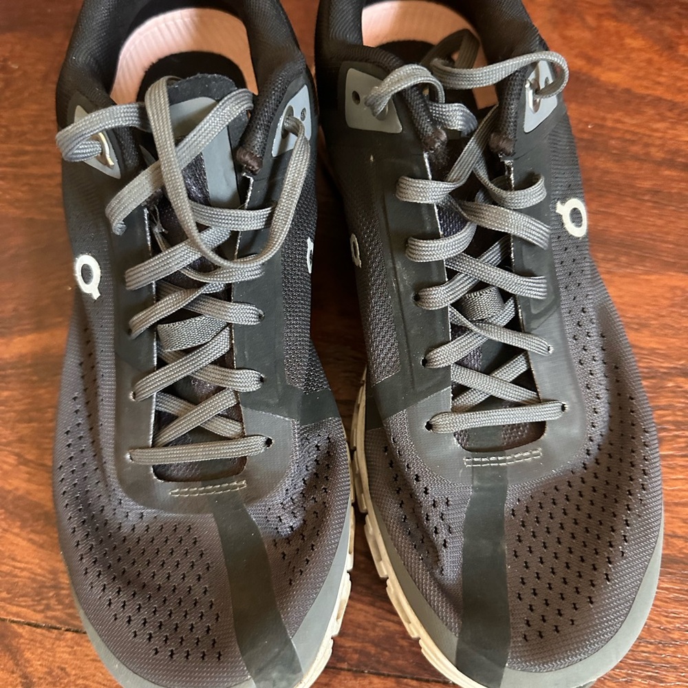 On Running Women’s Black and Gray